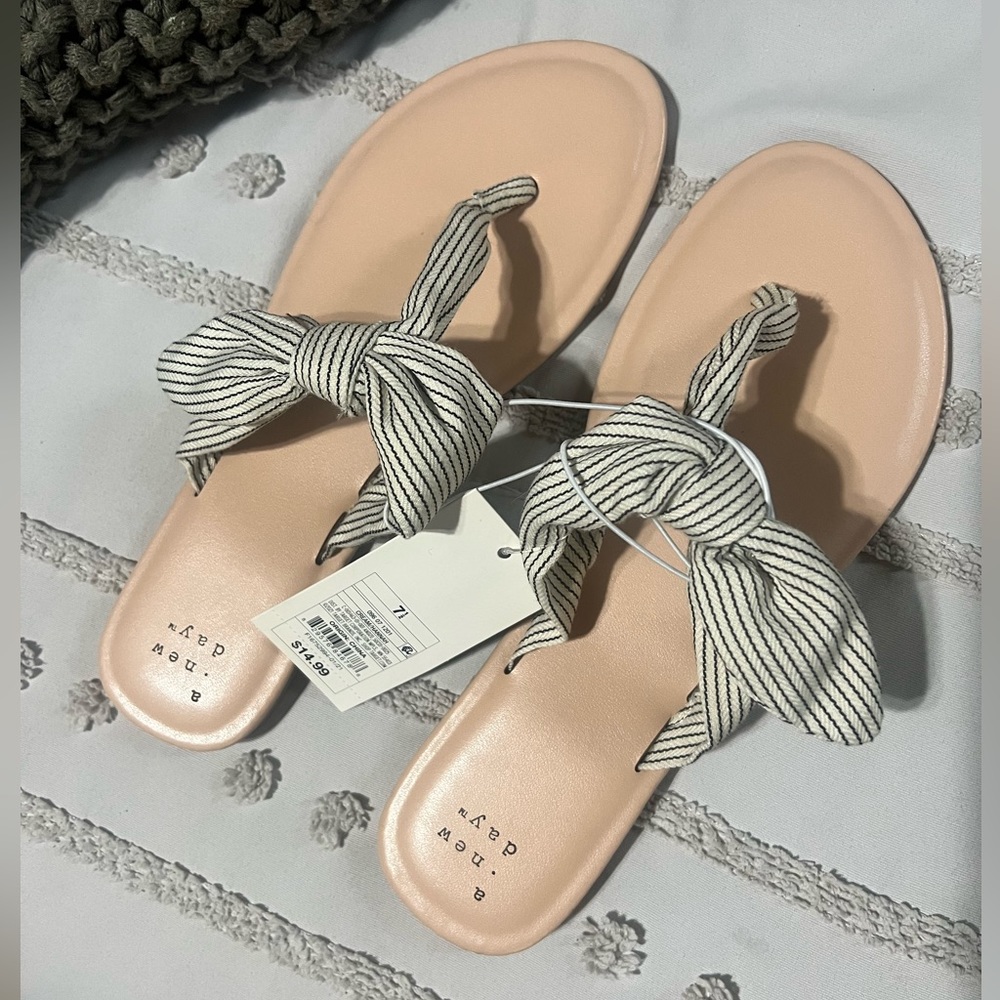 A new day bow sandals size 7 1/2